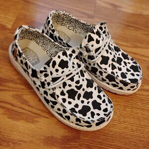 Like-New Milky Way Cow Hey Dude-Size 8 WIDE